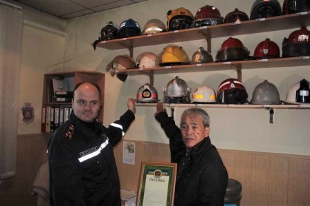 コロステン消防署内の各国のヘルメットIMG-5537