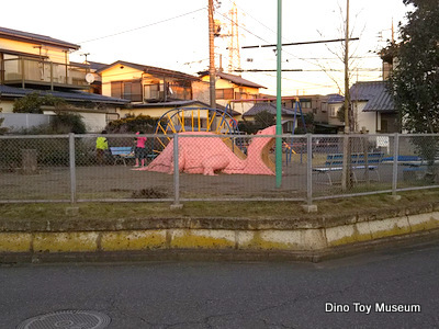 二和あけぼの公園にステゴサウルス型のおなじみの滑り台