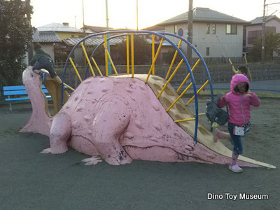 二和あけぼの公園にステゴサウルス型のおなじみの滑り台