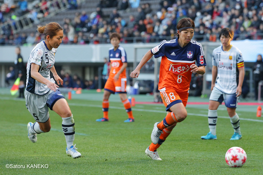 後半、ドリブルで攻める新潟・大石（右）とマークするＩＮＡＣ神戸・甲斐。甲斐はこの試合を最後に引退し有終の美を飾った