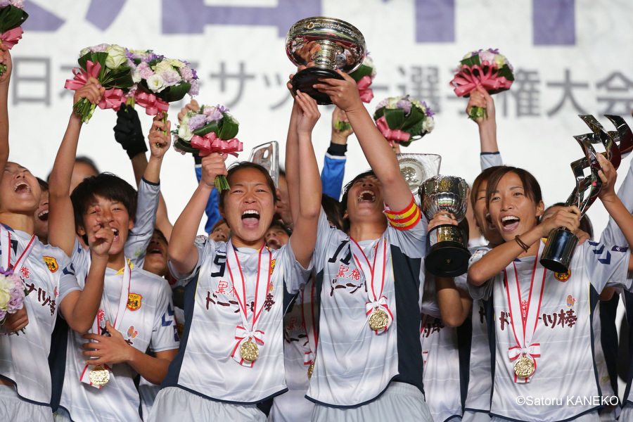優勝し皇后杯をかかげて喜ぶＩＮＡＣ神戸の選手たち