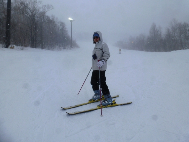 吹雪いてひどいスキー場