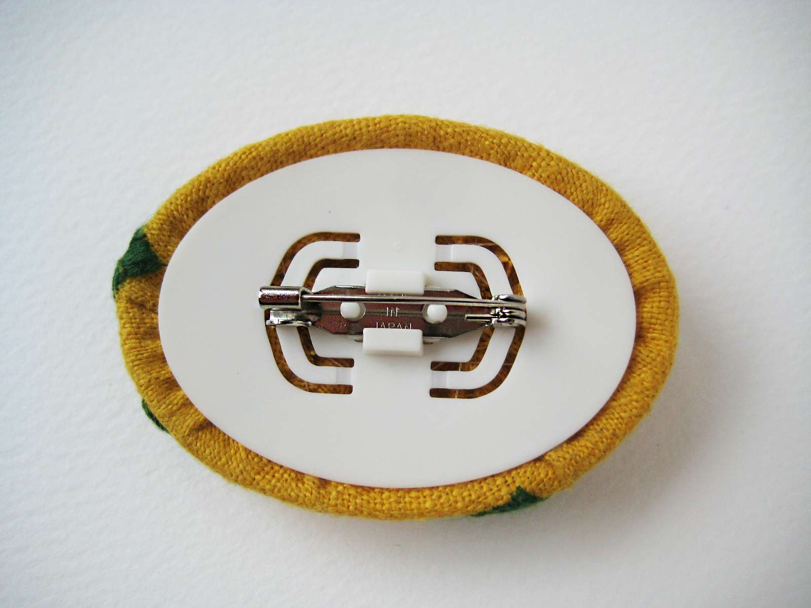 椿の刺繍 その３ 楕円のくるみボタンブローチに仕上げ - ハンドメイド 