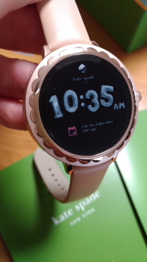 kate spade new york から scallop touchscreen smartwatch 