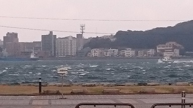 関門海峡は波高し